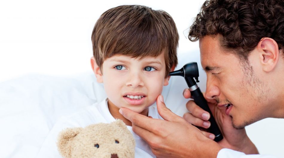 Če ima otrok medije otitisa, zdravnika zdravite brez napak