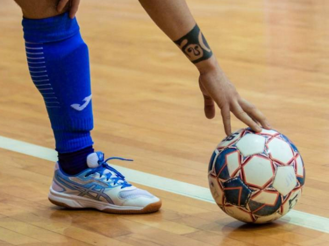 Jaka jest różnica między mini-futbolą a zwykłą piłką nożną: zasady