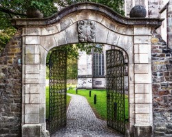 Lo que las puertas están soñando: abrir, cerrar, viejos, caídos, roto: interpretación