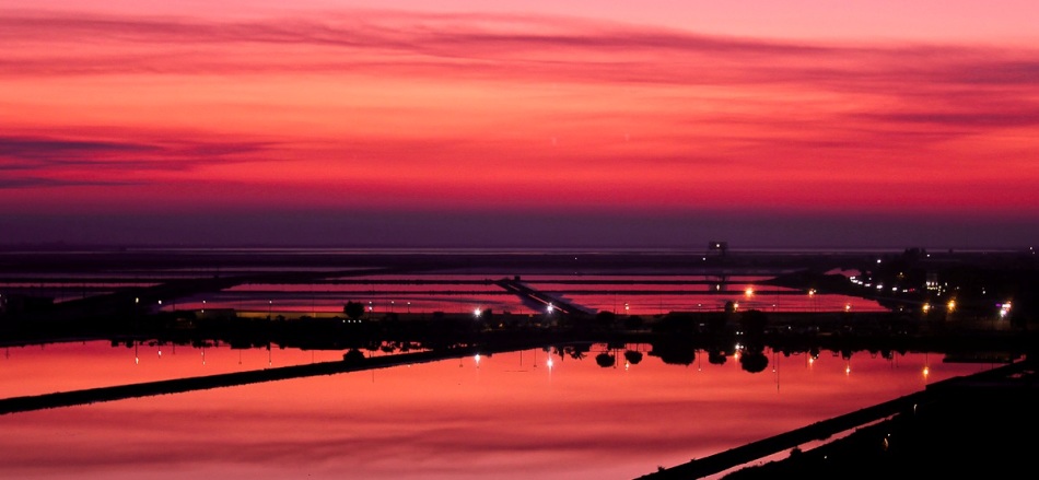 Puesta de sol en los lagos de sal de margadores dee savoy