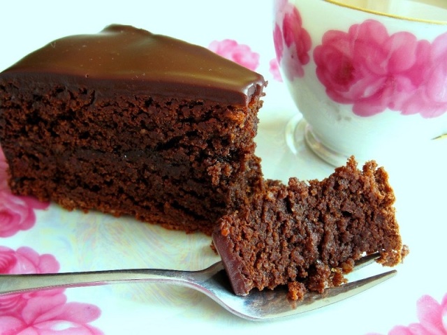 A csokoládé keksz receptjei egy fotóval. Hogyan főzzünk egy csokoládé kekszet forrásban lévő vízen, banánnal, tojás nélkül és túróval?