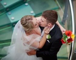 Γιατί φωνάζουν πικρά στο γάμο; Πού είναι η παράδοση να ουρλιάζει πικρά στο γάμο;