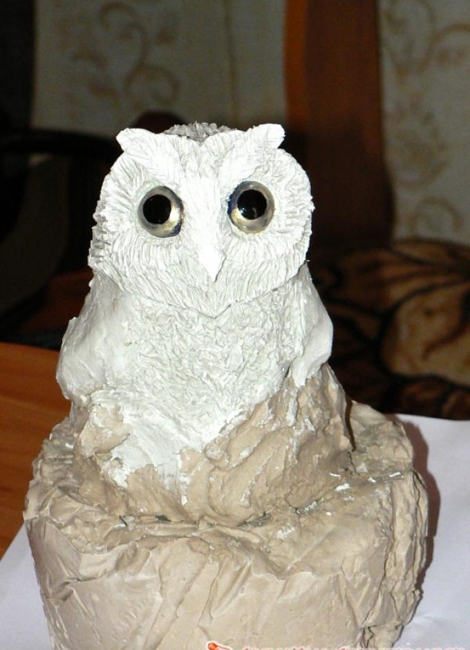 Burung hantu yang terbuat dari tanah liat polimer dengan bulu dan mata