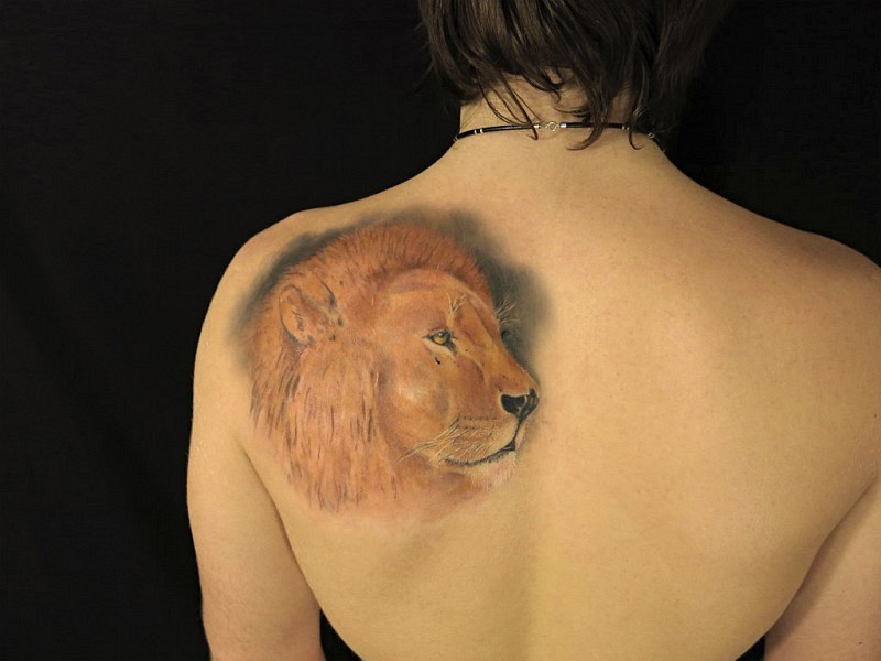 Реалистичный рисунок льва на спине