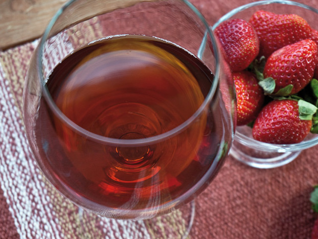 Vin à la fraise: recette à la maison. Comment faire du vin de fraise fait maison à partir de confiture de fraises fermentée, de confiture, de compote, de fraises congelées et fraîches, avec de la vodka: meilleures recettes