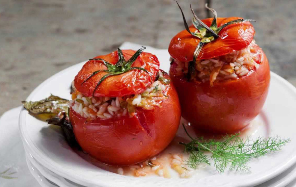 Фаршированные помидоры с тунцом и орешками обладают незабываемым вкусом