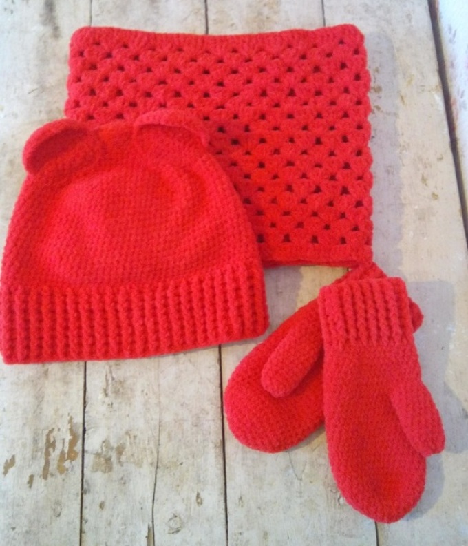 Вязаный спицами комплект для ребенка - шапка, шарф, варежки, пример 5