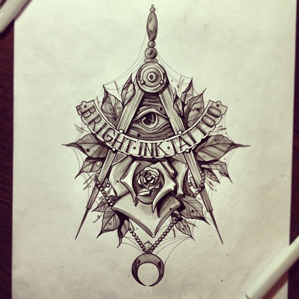 วาดรอยสักบนมือด้วยสัญลักษณ์ลึกลับของ Masons