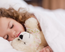 How to sleep: 12 important prohibitions. Why do children should not sleep with older people, parents, in a bra, legs to the door, on the stomach, sunset, left side, back, wet hair, head to the west, opposite the mirror, after eating: reasons, signs
