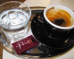Γιατί παρέχεται κρύο νερό στον καφέ; Πώς να πιείτε ζεστό καφέ με κρύο νερό σε ένα καφενείο: Συστάσεις