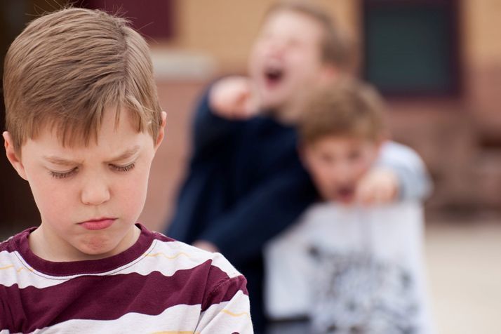 Klassenkameraden lachen über den anderen, ohne die Mängel in sich selbst zu sehen, wie in der Fabel von 