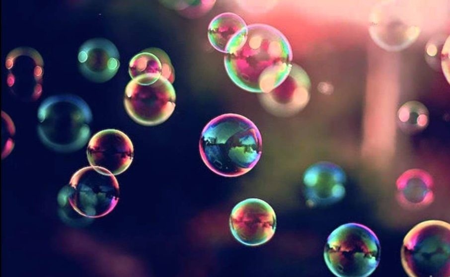 Des bulles de savon fortes volent dans l'air
