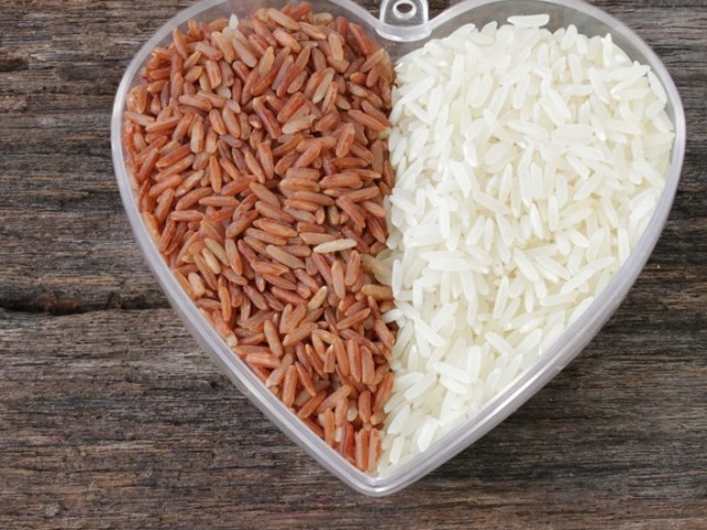 Чем бурый рис отличается от обычного белого: польза, вред, противопоказания к употреблению