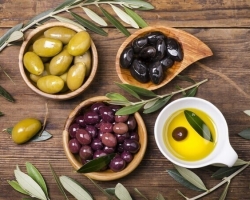 Les maslins et les olives sont des baies, des fruits ou des légumes: quelle est la différence? Comment est la couleur noire des olives?