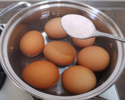 Apakah saya perlu menambahkan garam saat memasak telur: mengapa menambahkan, apa yang memberi, berapa banyak untuk memasukkan garam?