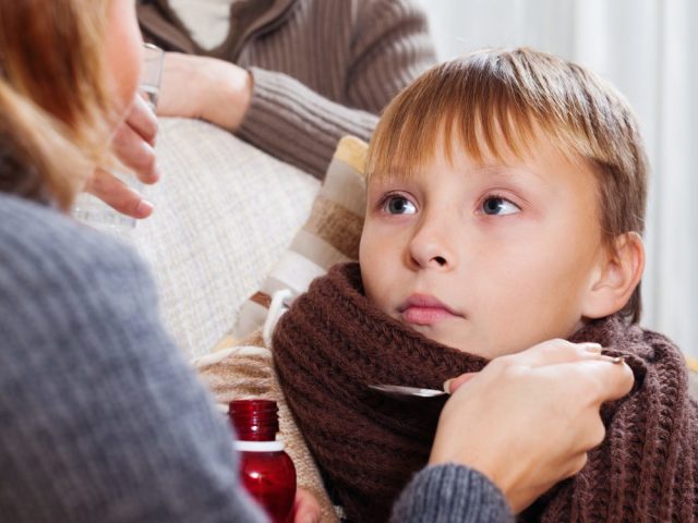 Tos en un niño: 5 causas de ocurrencia. Jarabes para tos para niños menores de 1 año. Cómo curar la tos en un niño en el hogar: métodos populares y medicamentos para farmacia. ¿Cómo curar a un niño durante 1 día?