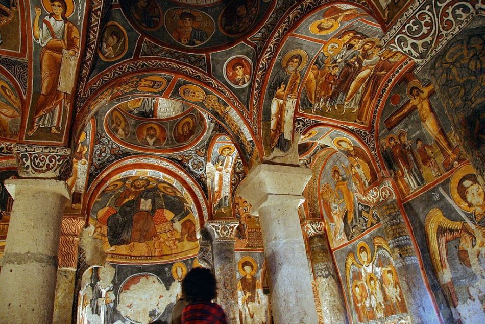 Inilah yang dapat Anda lihat di dalam gereja -gereja seperti itu di Cappadocia