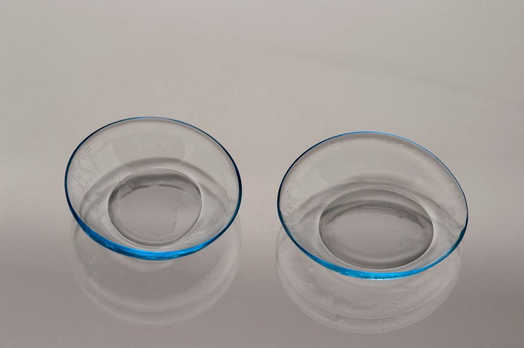 Контактные линзы с каплями жидкости внутри лежат на столе