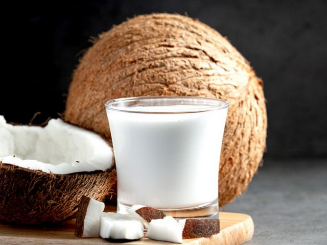 Која је разлика између кокосовог млека и крављег млека: поређење корисних својстава
