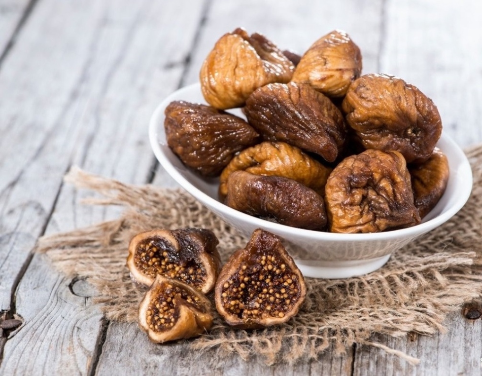 Figs is a useful ingredient for oatmeal porridge