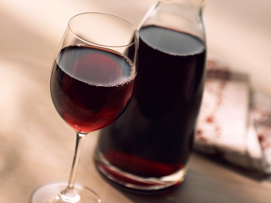 Рубиновое домашнее вино в бокале и бутылке