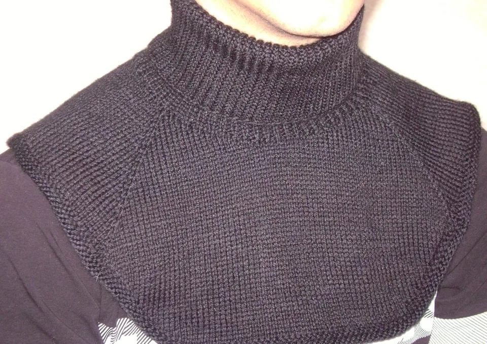 Chemise masculine simple sur des aiguilles de tricot circulaire pour les artisanat débutants