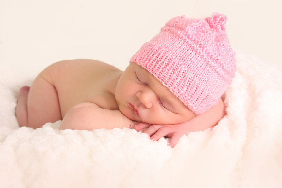 Novorojenček v klobuku, preden se česanje skorj