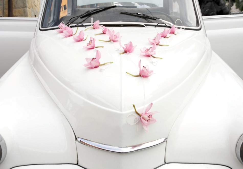 Bagaimana cara mendekorasi kap mobil dengan tangan sendiri untuk pernikahan?