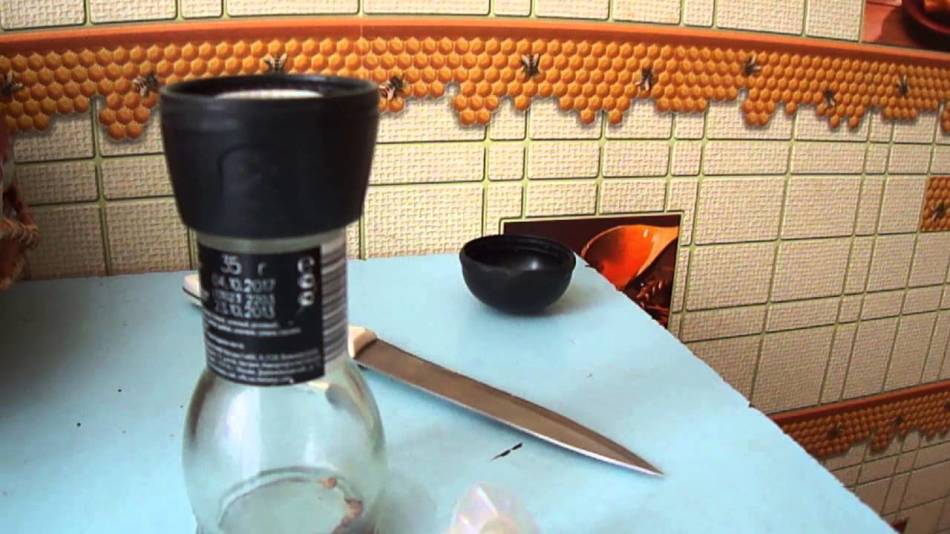 How to open a pepper mill?