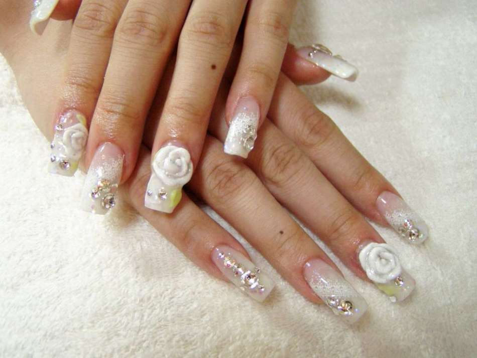 Cute volumetric roses on nails