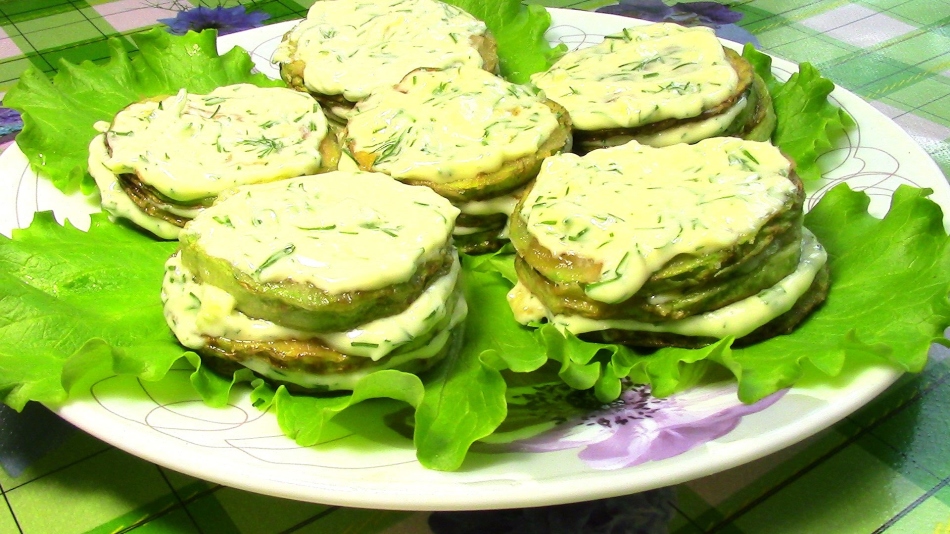 Zucchini goreng dengan bawang putih dan mayones