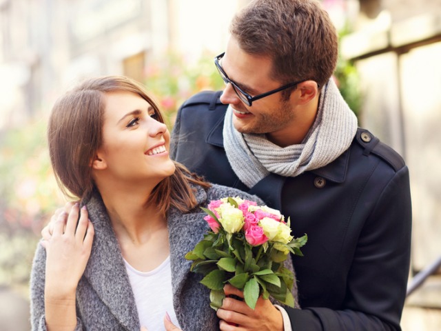 Naskah kencan yang sempurna untuk menaklukkan gadis itu pertama kali: rahasia kencan pertama yang akan membantu jatuh cinta padanya?
