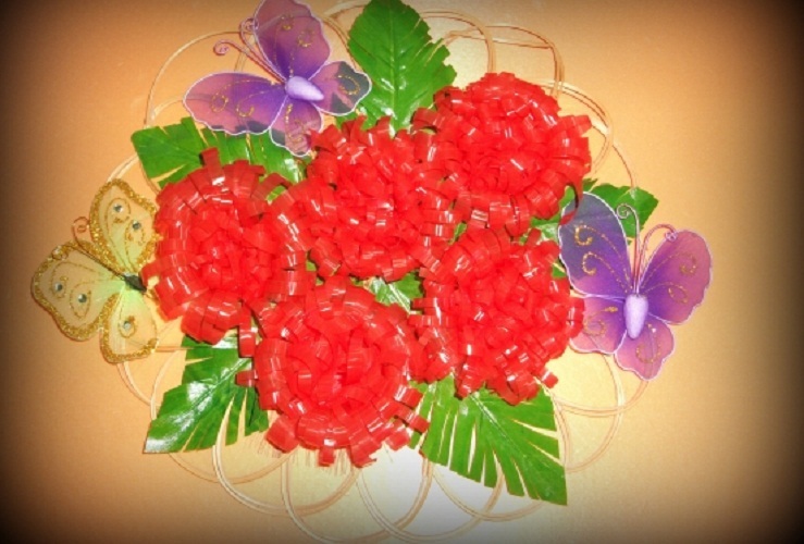 Настенная композиция хризантем из пластиковых стаканчиков