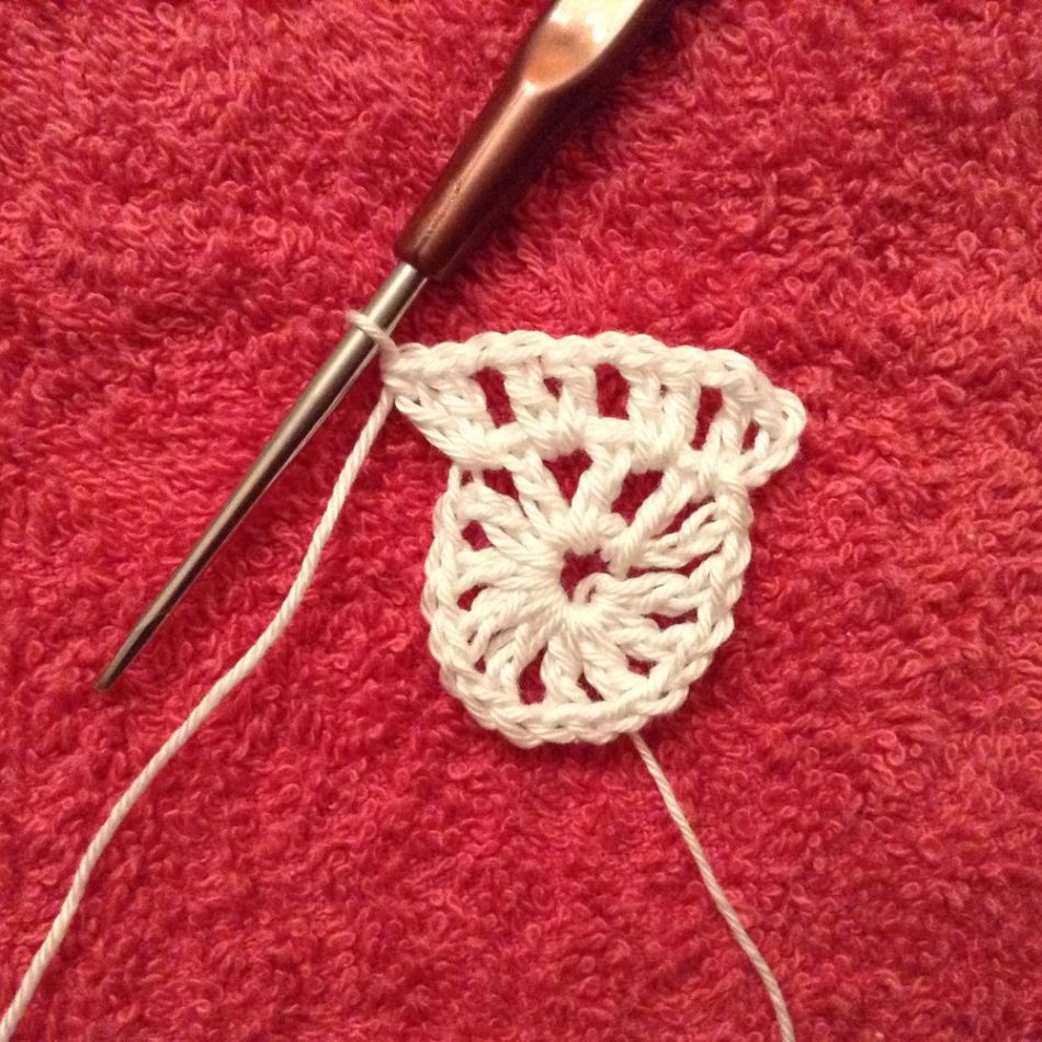 Further process of creating a second knitted row of a cup stand