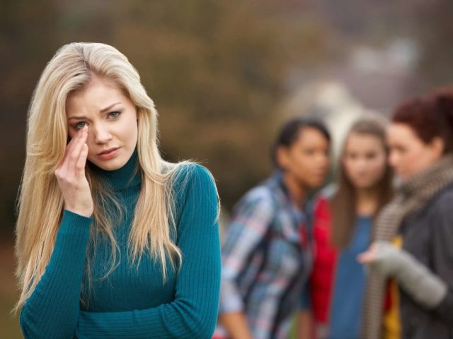 La niña se ofendió: cómo comportarse con un hombre, un chico: consejos de un especialista, formas de oler la culpa