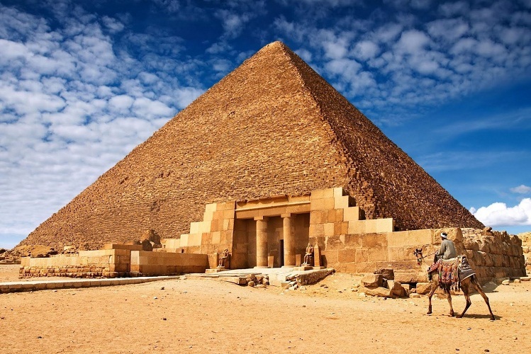 Самая древняя - это пирамида хеопса