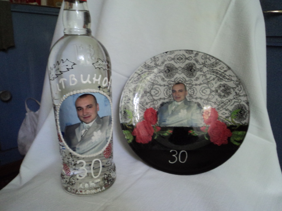 The front side of the decoupage bottle