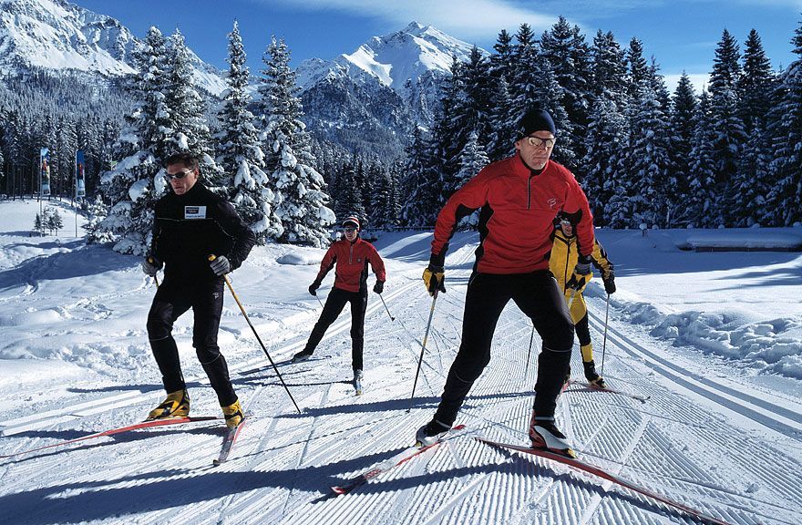 Kelompok Dewasa mengendarai ski datar -untuk -