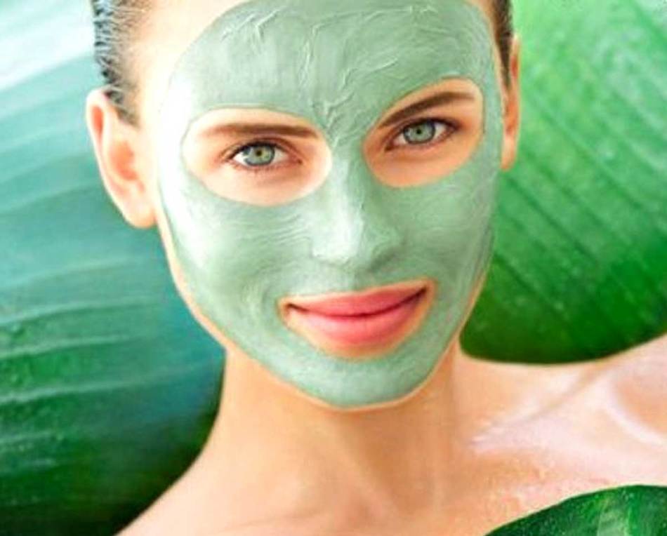 Topeng wajah terbuat dari tanaman hijau dan rempah -rempah