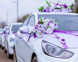 DIY -Hochzeitsdekorationen. Wie dekoriert man das Auto für eine Hochzeit mit Bändern, Blumen, Bällen, Bug, Tüll, Herzen, Ringen: Foto