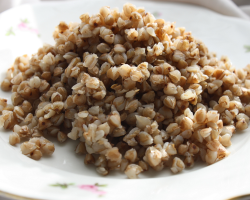 Come cucinare grano saraceno sull'acqua? Come cucinare grano saraceno sul latte, in sacchetti, un contorno, per nutrire un bambino? Come cucinare grano saraceno friabile?