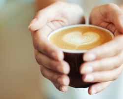 Mi a különbség a latte között a Cappuccino, az Espresso és az Americano: különbség, különbség. Milyen szemüvegekben szolgálnak fel a Latte, Kapuchino, Espresso és Americano? Mi az ízletesebb és erősebb, mint a Latte vagy a Cappuccino, az Espresso és az Americano?