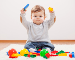 Développer des jeux pour les enfants d'un an pour reconnaître leur corps et le monde environnant, l'auto-service, la capacité de reconnaître les objets pour le développement de compétences motrices, communicatives, créatives et vocales