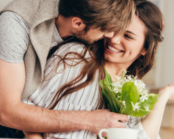 What does it mean when a man hugs you tightly: the types of male embrace, additional actions