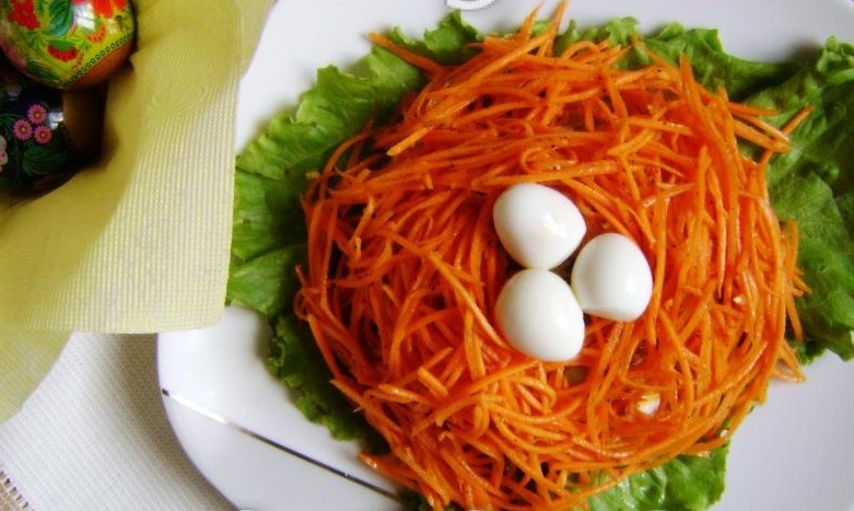 Украшение салата корейской морковкой