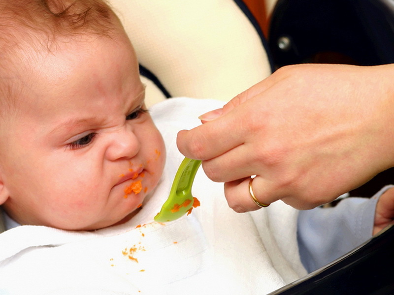 L'enfant mange mal - je n'aime pas la couleur de la nourriture