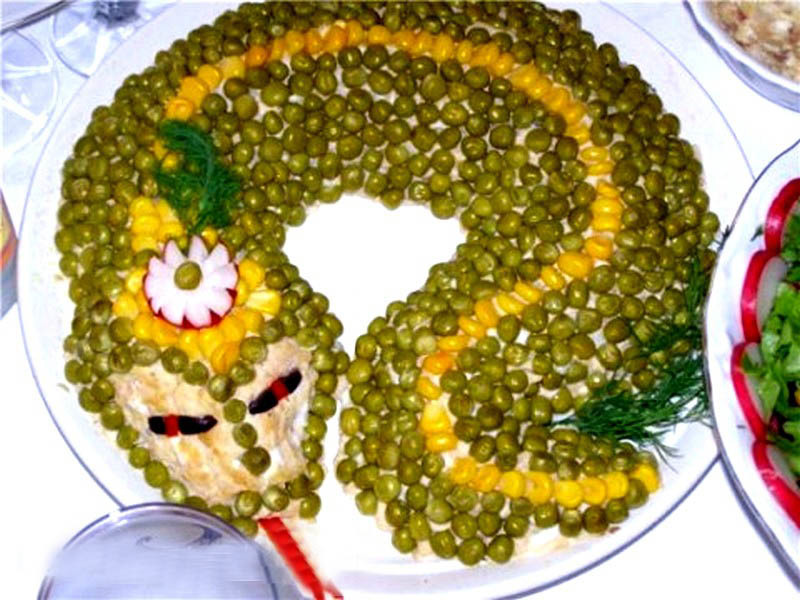 Вкусный и изысканный салат — «новогодняя змея»
