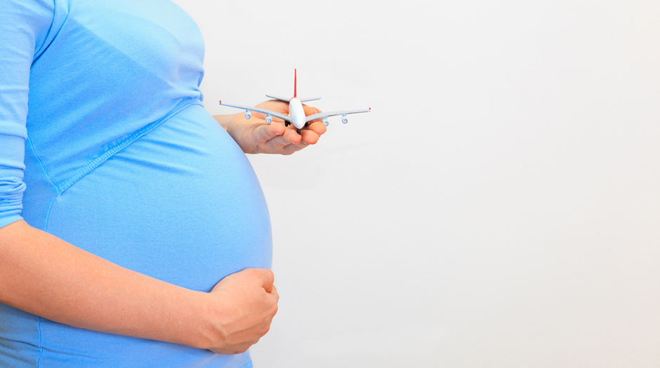 Поздние месяцы беременности являются противопоказанием для воздушных перелетов