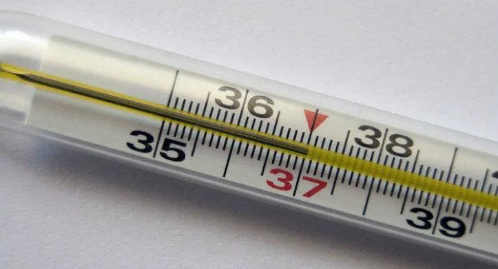 På kvällen stiger temperaturen 37.2 efter att ha ätit