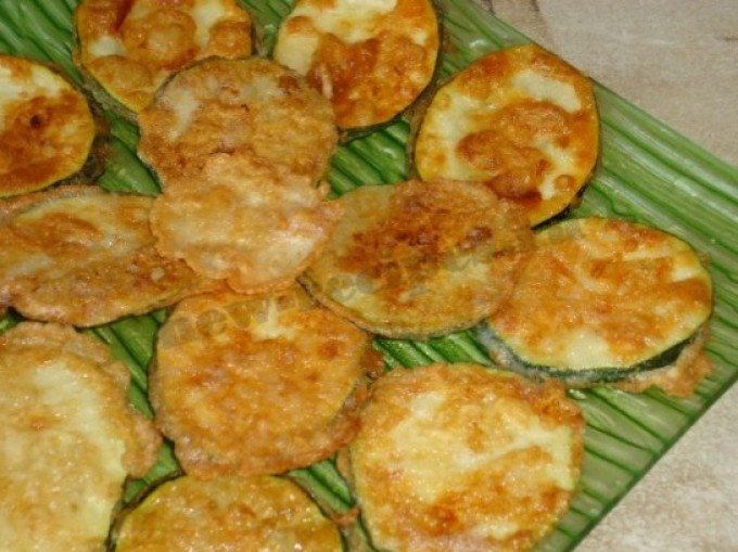 Zucchini digoreng dalam tepung dan telur dan hanya tepung